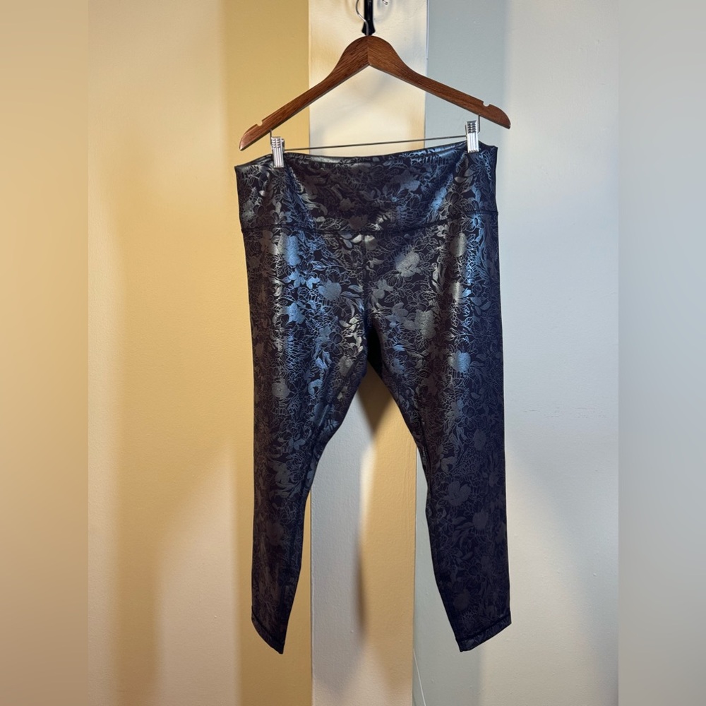 NWOT Lululemon Wunder Train High-Rise Tight Foil
Logo Flourish Black Iri… - Picture 3 of 6